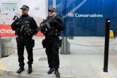 Des policiers britanniques armés surveillent l'entrée principale du Congrès annuel des conservateurs, le 4 octobre 2015 à Manchester