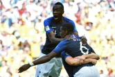 Blaise Matuidi congratule Paul Pogba impliqué sur le 2e but de l'équipe de France contre l'Australie à Kazan, le 16 juin 2018