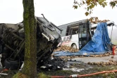 Les épaves d'un bus scolaire et un poids lourd à Bavincourt près d'Arras le 14 novembre 2016
