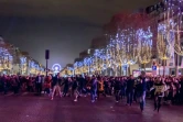 Des milliers de personnes  sur les Champs-Elysées pour célébrer la nouvelle année le 31 décembre 2015 à Paris 
