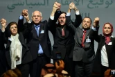 Le vice-président du Congrès général national libyen Saleh al-Makhzoum (2ed), le Premier ministre Fayez al-Sarraj (c) et le chef du parlement de Tobrouk, Ali Shoeb (2eg), à Skhirat au Maroc, le 17 décembre 2015, après la signature d'un accord pour la formation d'un gouvernement d'union nationale