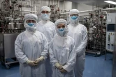 Des chercheurs travaillant sur un vaccin expérimental contre le nouveau coronavirus posent dans un laboratoire de Sinovac Biotech où ils testent des cellules d'un singe, à Pékin le 29 avril 2020