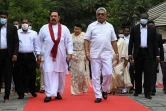 Le président sri-lankais Gotabaya Rajapakse (2eD) et le Premier ministre Mahinda Rajapakse (2eG), au temple de la Dent à Kandy au Sri Lanka le 12 août 2020