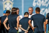 Le sélectionneur du Brésil Tite (c) dirige une séance d'entraînement le 24 juin 2018 à Sotchi 
