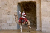 Un père Noël dans la vieille ville de Jérusalem, le 23 décembre 2021