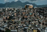 Le téléphérique au-dessus de la favela Alemao à Rio de Janeiro, photographié le 3 avril 2017