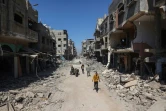 Des Palestiniens à Khan Younès, grande ville du sud de Gaza, après le retrait des troupes israéliennes, le 7 avril 2024  