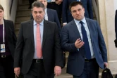 Le ministre des Affaires étrangères ukrainien, Pavlo Klimkin (D) et son homologue allemand, Sigmar Gabriel, arrivent à l'hôtel Bayerischer Hof à Munich, le 18 février 2017