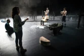 Bruno Geslin (G) dirige une répétition de la pièce "Le feu, la fumée, le soufre) au théâtre de la Cité à Toulouse, le 18 décembre 2020