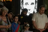 Des centaines de personnes rendent hommage à Charles Aznavour sur la place qui porte son nom à Erevan, le 1er octobre 2018