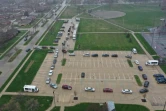 Files de voitures lors d'une distribution de nourriture à Oak Park (Michigan)