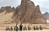 Des touristes visitent à vélo Al-Ula, en Arabie saoudite, le 5 janvier 2019