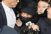 Choi Soon-Sil (c) tente de se frayer un passage, lors de son arrivée au tribunal à Séoul, le 31 octobre 2016
