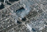 Image satellite prise par l'entreprise américaine Maxar montrant des bâtiments d'habitation détruits ou en flammes à Marioupol, dans le sud de l'Ukraine, le 22 mars 2022