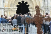 Des familles et des proches des victimes de la collision de Puisseguin réunis devant l'église, le 25 octobre 2015 à Petit-Palais-et-Cornemps