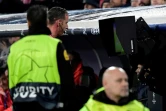 L'arbitre Artur Dias consulte la VAR (vidéo) avant d'annuler un penalty et un carton rouge en faveur du PSG face au Real, le 26 novembre 2019 à Madrid