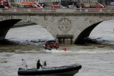 Pompiers et policiers tentent de retrouver une policière de la brigade fluviale disparue lors d'un exercice dans la Seine, le 5 janvier 2018 