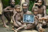Le chef du village Albi (c) et des membres de sa famille tiennent un portrait du prince 
Philip, considéré comme une divinité, le 12 avril 2021 à Yakel, au Vanuatu