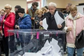 Des électeurs votent aux législatives, le 15 octobre 2023 à Varsovie, en Pologne