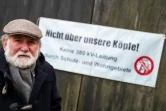 Le militant écologiste Hartmut Lindner devant une affiche contre l'installation de lignes électriques d'une capacité de 380 kV, le 3 décembre 2021 à Senftenhütte, en Allemagne