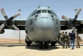 Un Hercules C-130 de l'armée de l'air jordanienne s'apprête à décoller de la base de Zarqa, en Jordanie, le 30 juillet 2025, pour participer à un parachutage d'aide humanitaire au-dessus de la bande de Gaza. Photo prise pendant une visite organisée par l'armée jordanienne