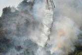 Un hélicoptère Sikorsky S-64 Skycrane largue de l'eau sur un incendie de forêt près de Malakasa, au nord d'Athènes (Grèce), le 7 août 2021