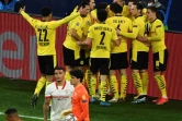 L'attaquant norvégien de Dortmund, Erling Braut Haaland (c), félicité par ses coéquipiers pour son premier but lors du 8e de finale retour de la Ligue des champions à domicile face à Séville, le 9 mars 2021