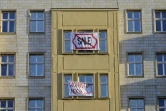 Des banderoles placées aux fenêtres par les locataires de la Karl-Marx-Allee à Berlin pour protester contre la vente annoncée de leur logement, le 18 décembre 2018