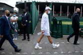 Le Serbe Novak Djokovic se dirige vers le court central de Wimbledon pour y disputer la finale contre l'Italien Matteo Berrettini, le 11 juillet 2021