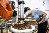 Un technicien de l'université de Hong Kong fabrique une dalle en 3D qui servira de récif artificiel pour remplacer les récifs de coraux morts, le 3 novembre 2020