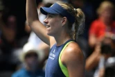 L'Allemande Angélique salue les supporteurs après sa victoire face à l'Américaine Madison Keys en quarts de finale de l'Open d'Australie, le 24 janvier 2018 à Melbourne 