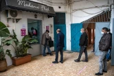 Des juifs et des musulmans marocains font la queue devant la boulangerie casher "Madame Fhal" dans la ville portuaire de Casablanca, dans l?ouest du Maroc, le 11 décembre 2020