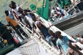 Des migrants débarquent sur le port de Salerno, en Italie, le 29 juin 2017