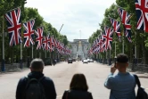Curieux prenant des photos sur l'avenue The Mall à Londres, menant au palais de Buckingham, le 26 mai 2022