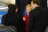 Hillary Clinton s'entretient avec des membres de son équipe dans l'avion à White Plains (New York), avant de décoller pour la Floride, le 25 octobre 2016