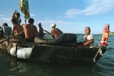 Des Cubains "balseros" se préparent à naviguer sur une embarcation de fortune pour se rendre aux Etats-Unis, en août 1994