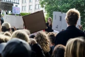 La militante féministe française Anna Toumazoff lors d'une manifestation devant l'ambassade française à Bruxelles, le 10 juillet 2020