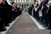 Des policiers ont déposé posé leurs menottes et brassards par terre lors d'un rassemblement devant la préfecture de Seine-Saint-Denis, à Bobigny, le 11 juin 2020, pour protester contre les dernières annonces du ministre de l'Intérieur