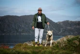 Moses Bajare, 59 ans, avec l'un de ses chiens à Kulusuk, au Groenland, le 19 août 2019