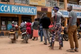 Longue queue devant une pharmacie à Kampala, le 26 mars 2020