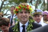 Le président Emmanuel Macron, une couronne de fleurs sur la tête, lors d'une cérémonie de bienvenue à Ouvéa, le 5 mai 2018 en Nouvelle-Calédonie