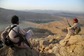 Des combattants yéménites loyalistes regardent le barrage d'Arim dans la province de Marib, à l'est de Sanaa, le 28 septembre 2015