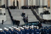 Le cercueil du 41e président des Etats-Unis, George Herbert Walker Bush, est transporté à l'intérieur du Capitole à Washington, le 3 décembre 2018