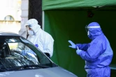 Du personnel médical fait passer des tests du Covid-19 dans un drive d'Alexandrie, dans le Piémont, le 2 avril 2020 en Italie