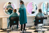 Des employées d'un salon de coiffure de Bruay-la-Buissière (Pas-de-Calais) se préparent le 8 mai 2020 en vue de la réouverture du salon après la fin du confinement 