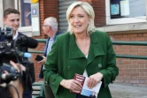 Marine Le Pen, du Rassemblement National, en campagne pour les législatives, échange avec des habitants à Courrieres, dans le Pas-de-Calais, le 21 juin 2024