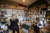 Des visiteurs de la librairie itinérante de Jean-Jacques Megel-Nuber en Alsace, en France, le 12 août 2017