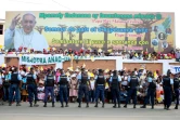 Des habitants d'Antananarivo attendent le passage du convoi du pape François, le 6 septembre 2019 lors de sa visite à Madagascar