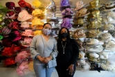Meeka Robinson Davis, propriétaire de la boutique de chapeaux One-Of-A-Kind Hats, et sa fille Christiana Davis  à Los Angeles, en Californie, le 24 novembre 2020 