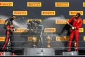 Le Britannique Lewis Hamilton (c) fête sa victoire avec le Néerlandais Max Verstappen (g), 2e, et le Monégasque Charles Leclerc, 3e, au GP de Grande-Bretagne, à Silverstone, le 2 août 2020